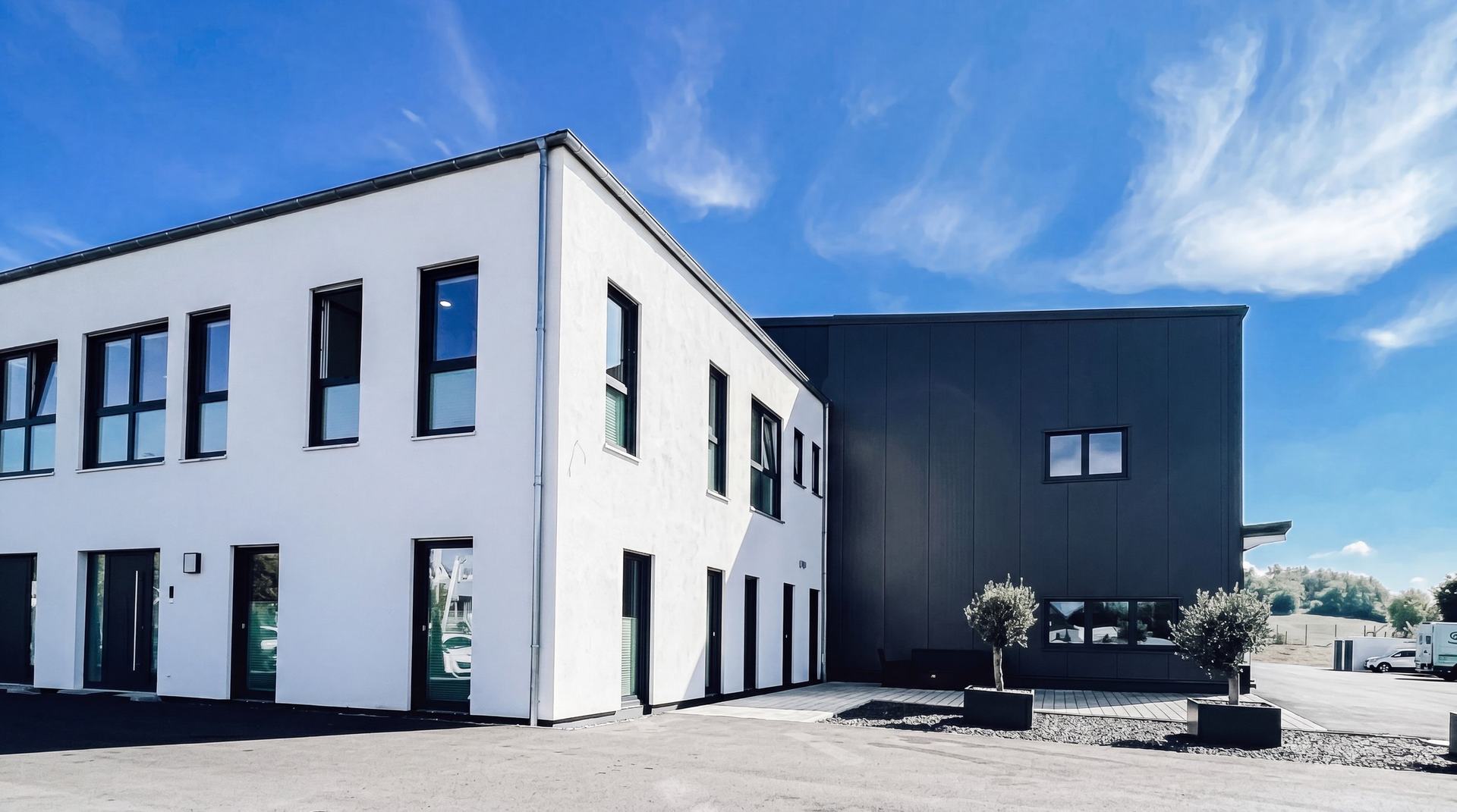 Das Firmengelände der GWI Haustechnik in Oberleichtersbach an einem sonnigen Tag